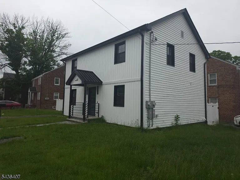1453 Morris Ave #LEFT — Photo 35