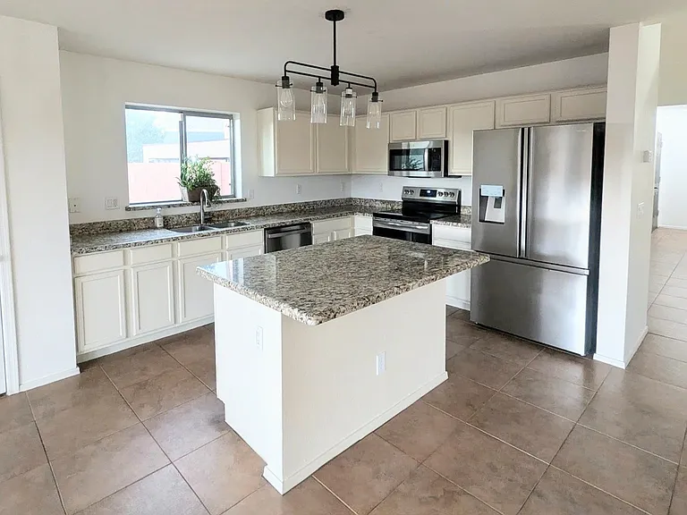 33966 N Mercedes Dr — Photo 7