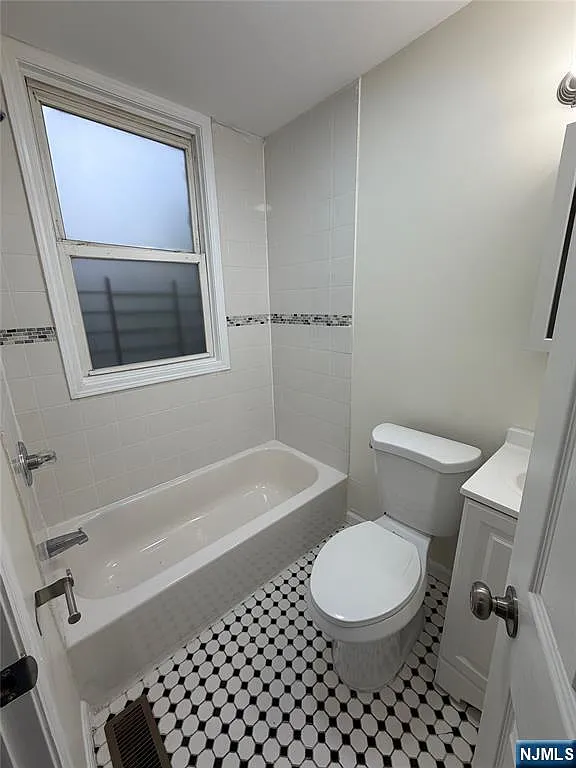 3 bed, 2.0 bath, $2,400 — Photo 4