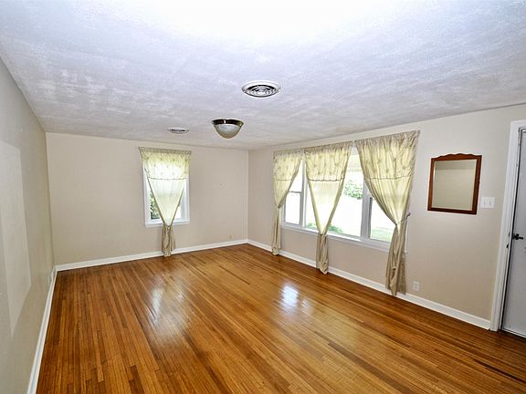 4th image of 633 S Main St