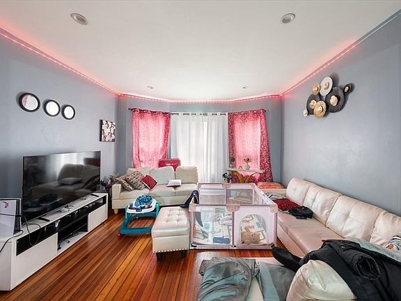5th image of 285 Green St