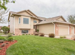 7621 S Rose Crest Trl, Sioux Falls, SD 57108
