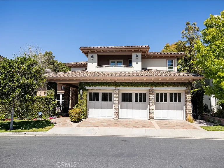 32 Gleneagles Dr — Photo 1