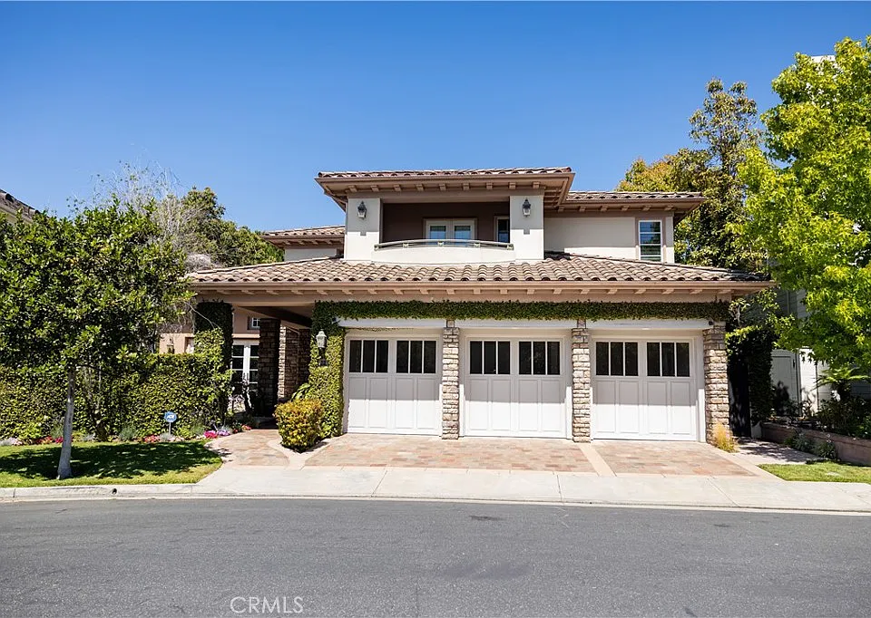 32 Gleneagles Dr