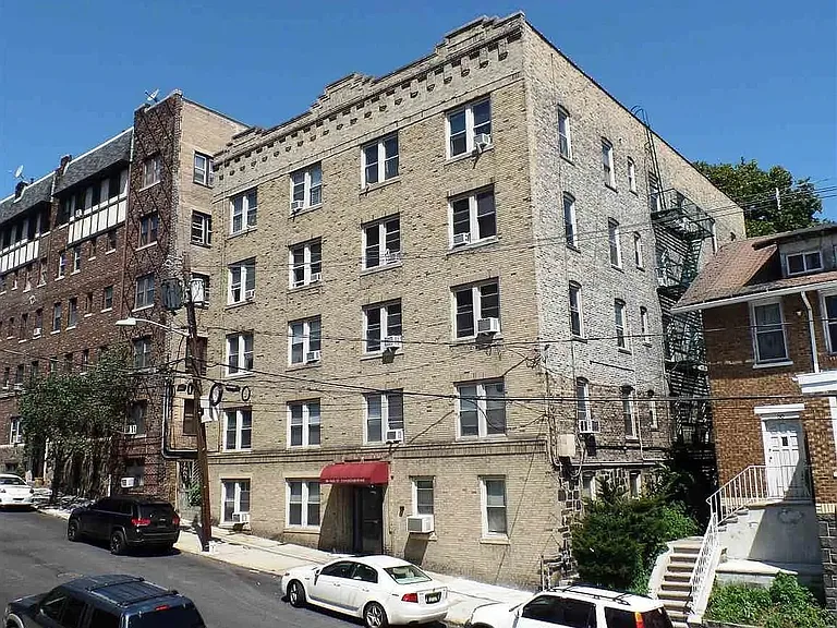 34 74th St #D2 — Photo 8