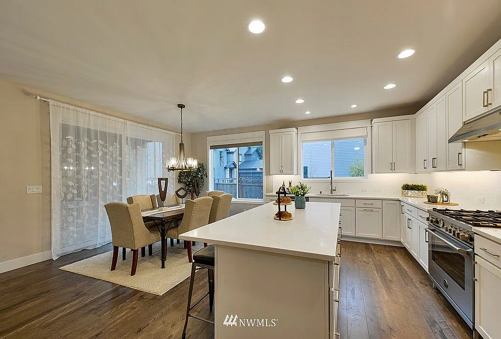 4 bed, 2980 sqft, $4,995 — Photo 2