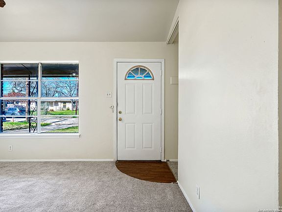 5th image of 210 Ivy Ln