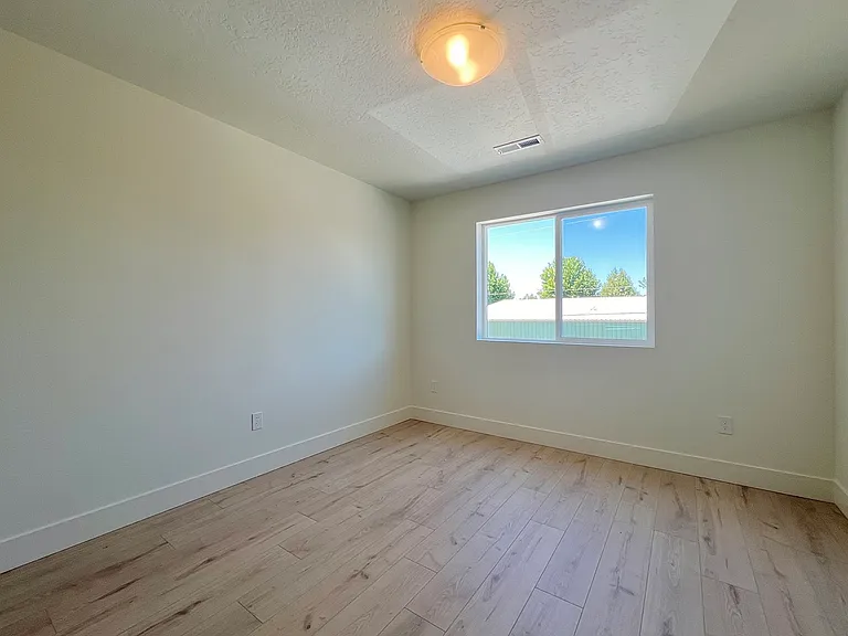 1431 N Meadowglen Ave — Photo 12