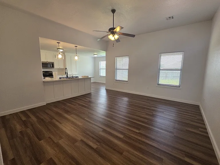 311 Violet St — Photo 2