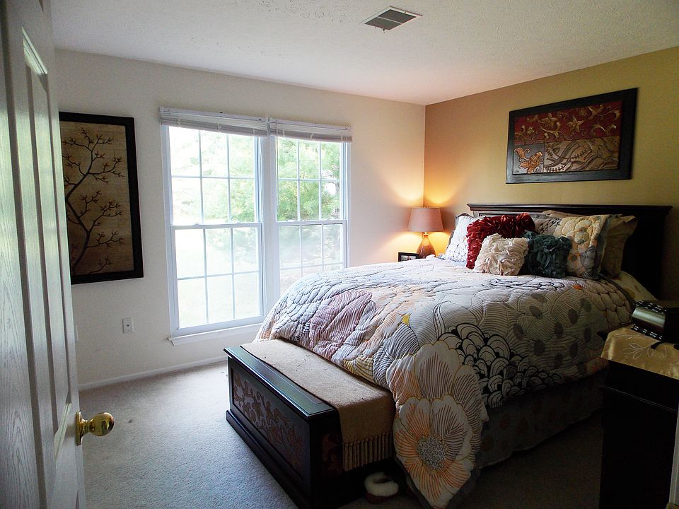 master bed w/ walk-in closet