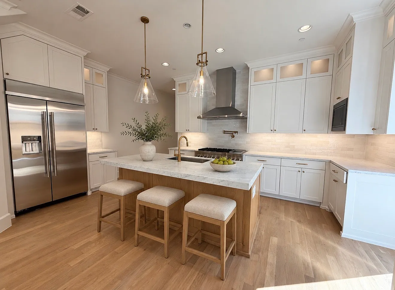 6 bed, 5.0 bath, 3592 sqft, $9,900 — Photo 2