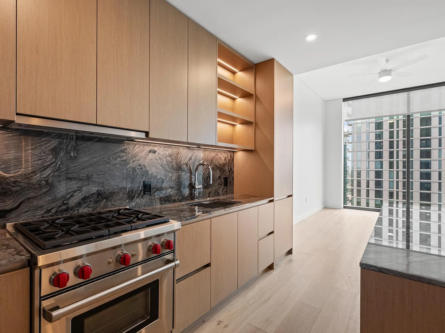 2 bed, 2.0 bath, 978 sqft, $5,400 — Photo 4