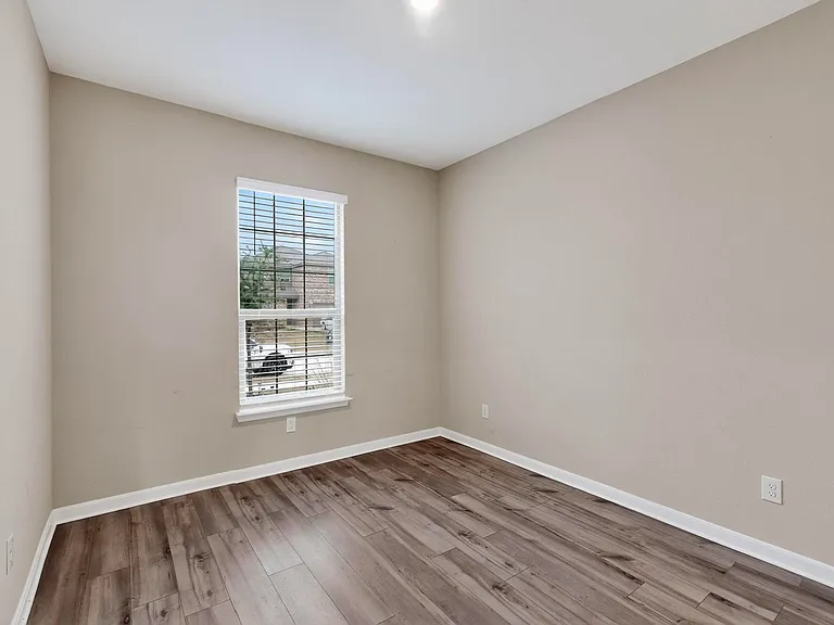 305 Honeysuckle Ln — Photo 32