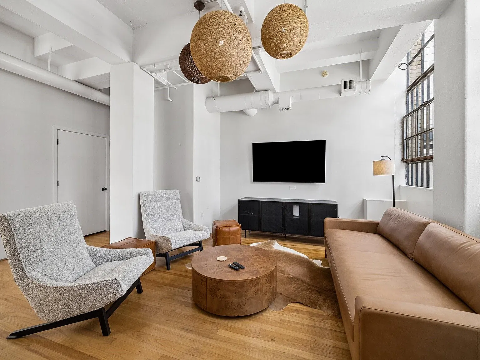 1 bed, 1.0 bath, 1097 sqft, $3,500 — Photo 2