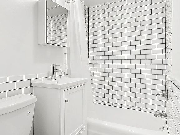 4th image of 39 Jane St #3DE