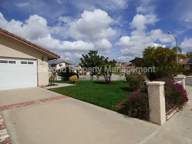 521 Vicki Pl — Photo 3