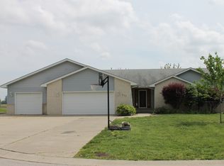 813 Redwood Dr, Auburn, IL 62615