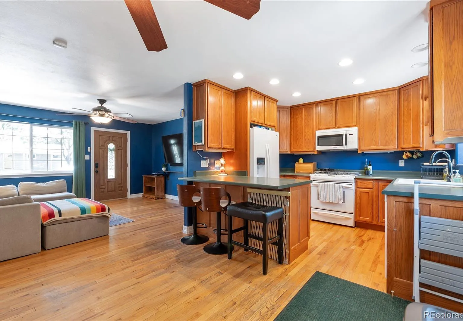 3 bed, 1.0 bath, 913 sqft, $2,100 — Photo 4