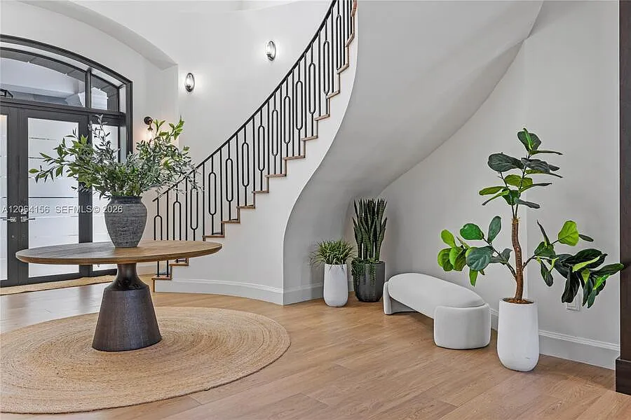 7 bed, 7.5 bath, 7073 sqft, $55,000 — Photo 3