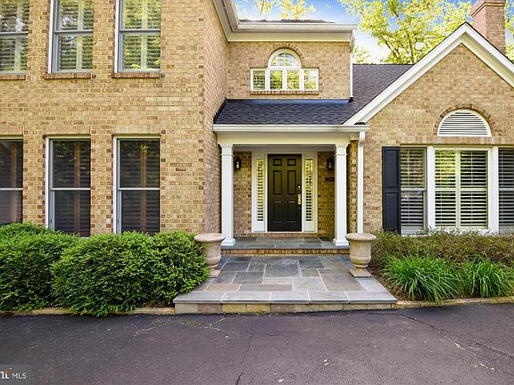 5th image of 236 Mountain Laurel Ln
