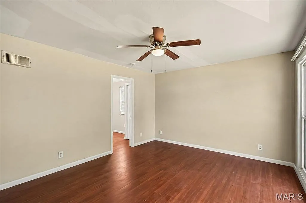 4 bed, 1.0 bath, 936 sqft, $1,800 — Photo 3