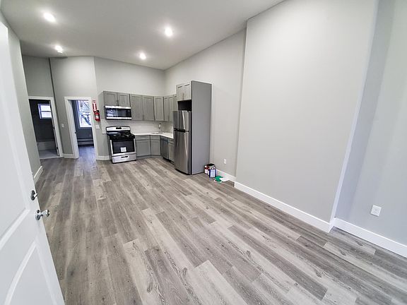4th image of 372 Forrest St #1B