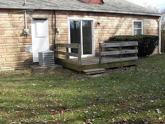 3rd image of 2 Hillcrest Ct