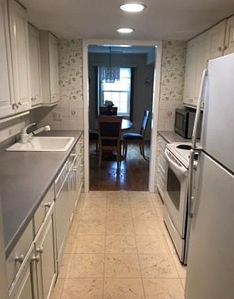 5th image of 26 Jessica Dr APT E