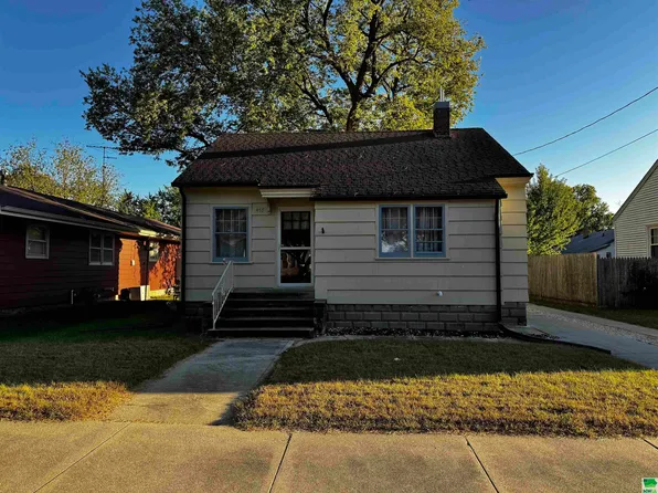 457 Sumner St, Cherokee, IA 51012
