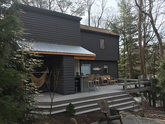 2nd image of 701 Laurel Ln