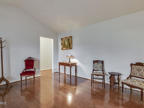 5th image of 302 Oonoga Cir