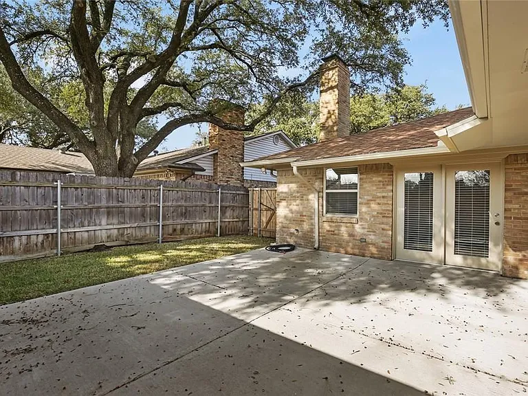 9015 Villa Park Cir — Photo 26