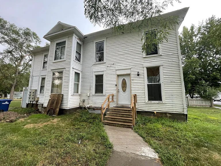 1123 E 2nd Ave — Photo 1