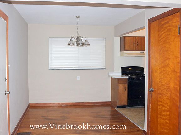 4th image of 104 W Melford Ave