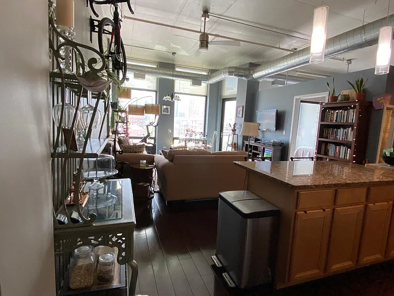 740 W Fulton St — Photo 2