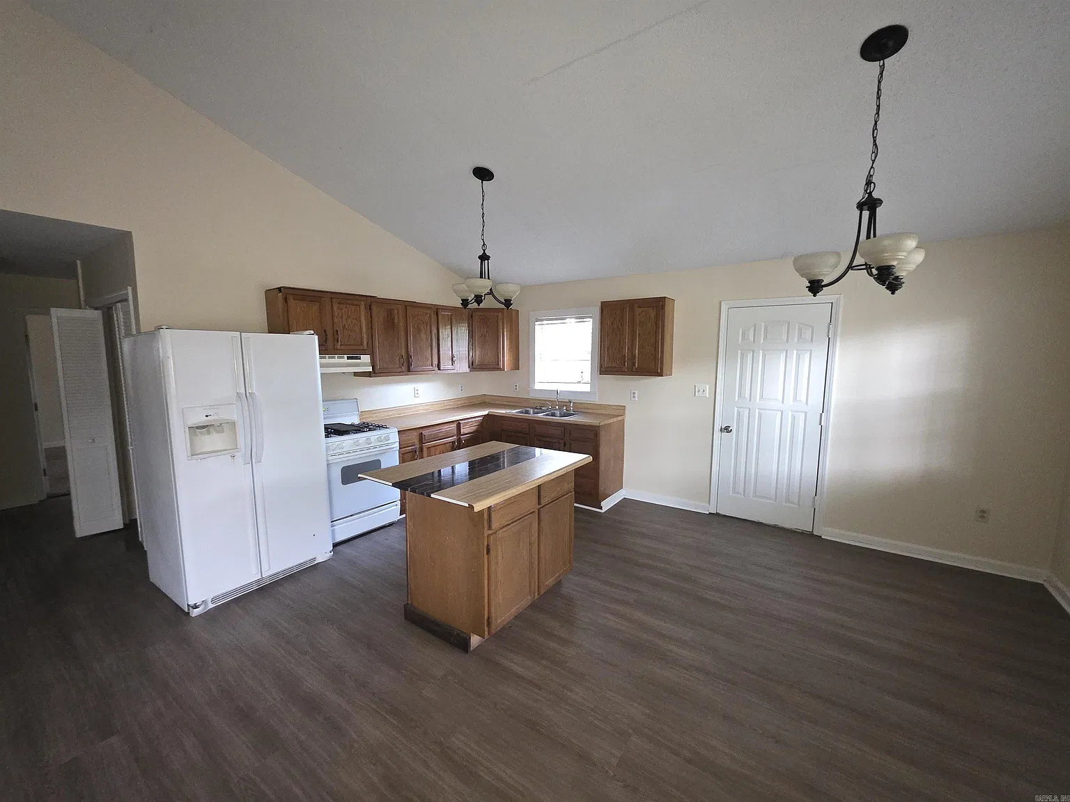 2 bed, 1.5 bath, 1120 sqft, $1,050 — Photo 1