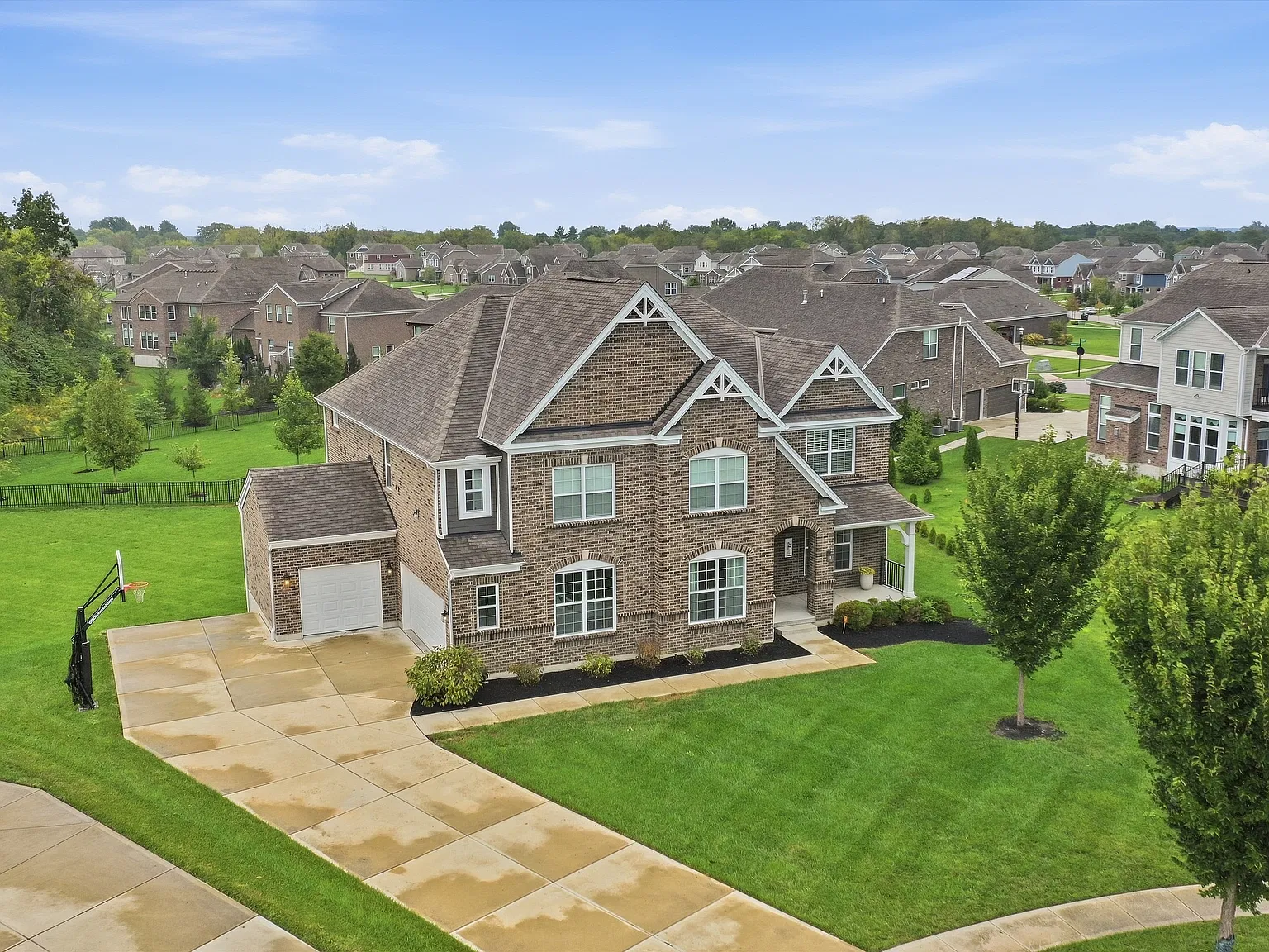 5 bed, 4697 sqft, $7,500 — Photo 3