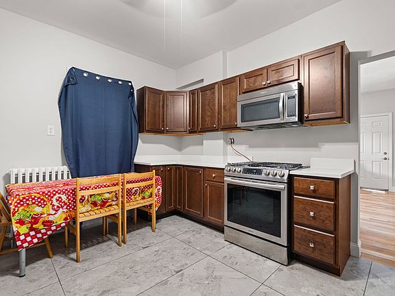 5th image of 186 Washington St