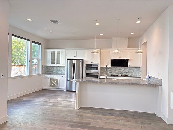 4th image of 8427 Peninsula Way