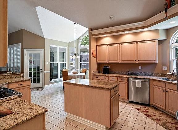 5th image of 305 Westwood Dr