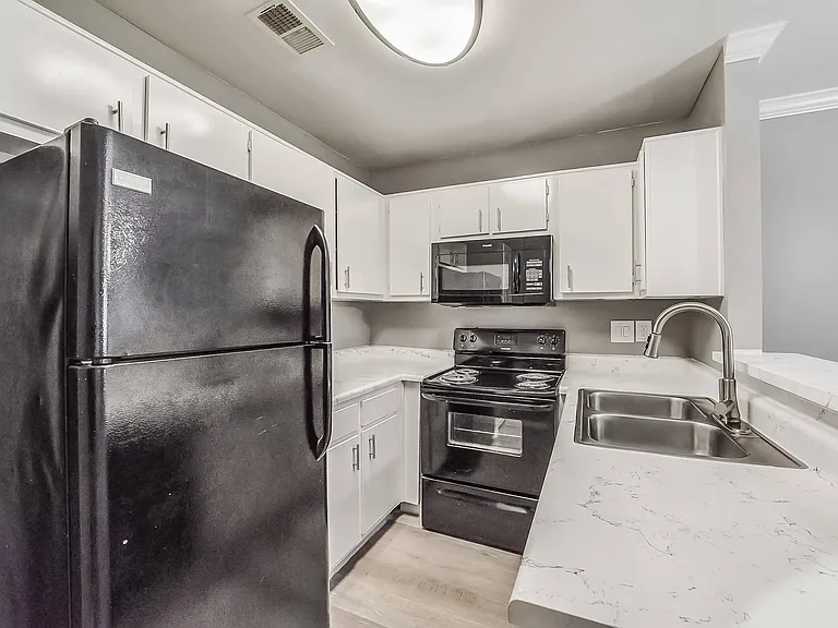 Spring Hill Village Apartments — Photo 24