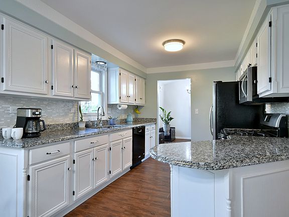 2nd image of 2060 Newport Cir