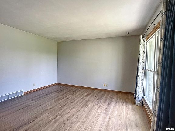 3rd image of 3150 W 3rd St