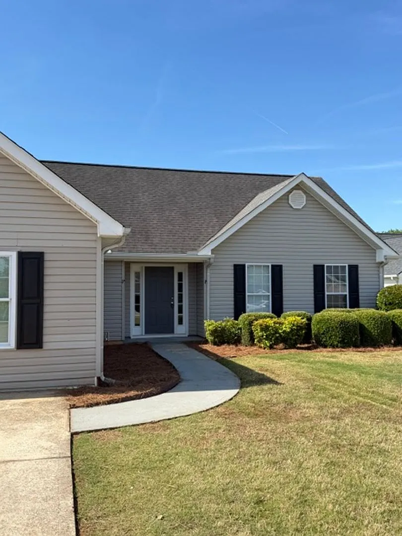 3 Bedroom 2 Bathroom Ranch Home — Photo 3