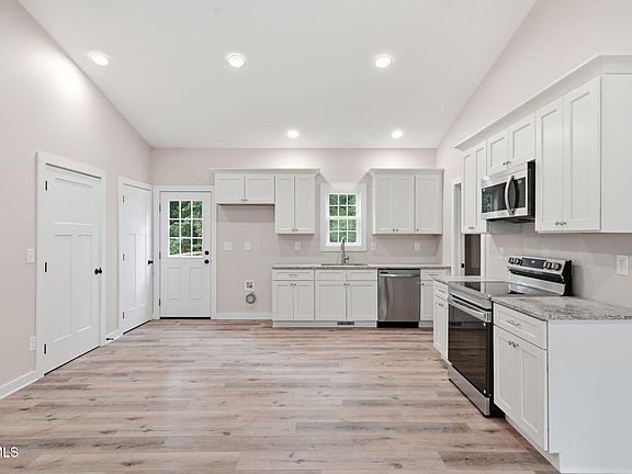 4th image of 3756 Thornton Dr