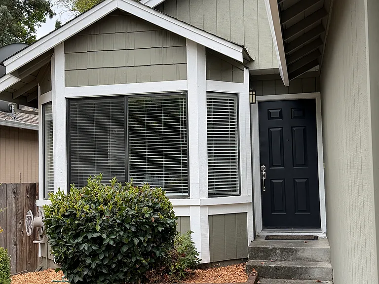 828 Bond Pl — Photo 2