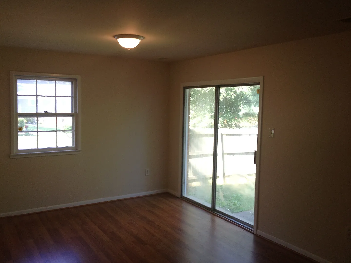 4 Bedroom Townhouse - Chesterfield — Photo 3