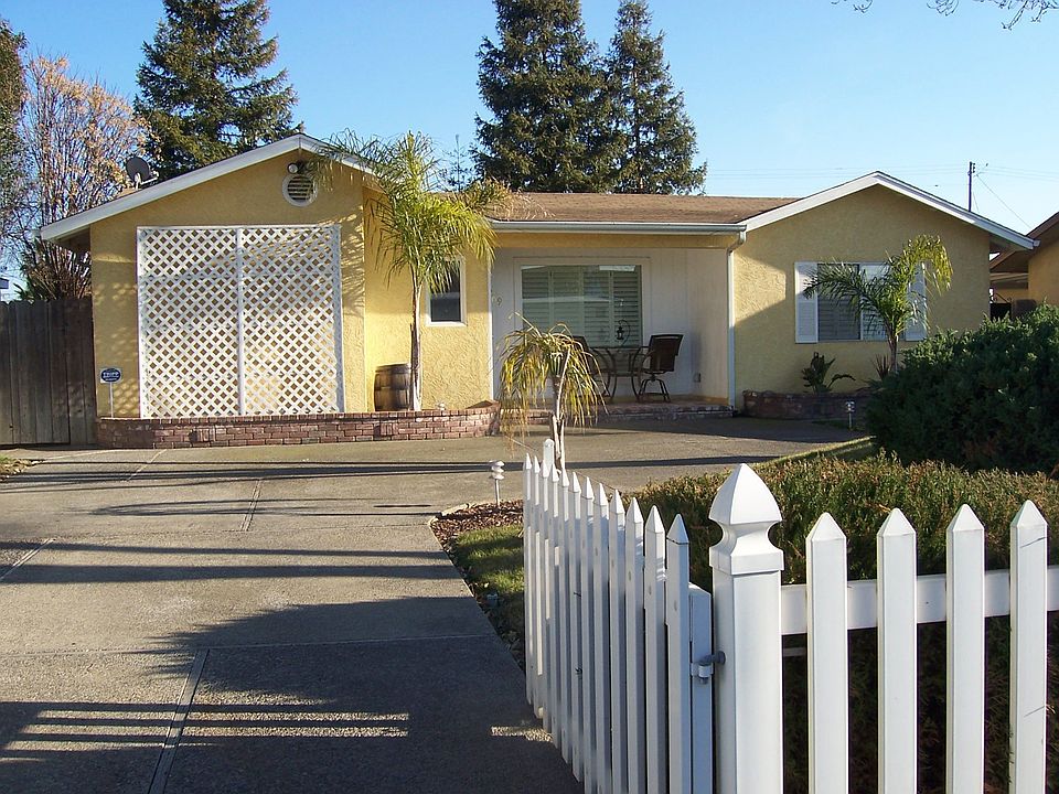 GATED ENTRY WITH QUALITY VINYL FENCING