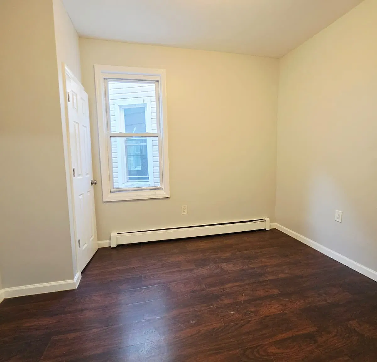 3 bed, 1000 sqft, $2,400 — Photo 2