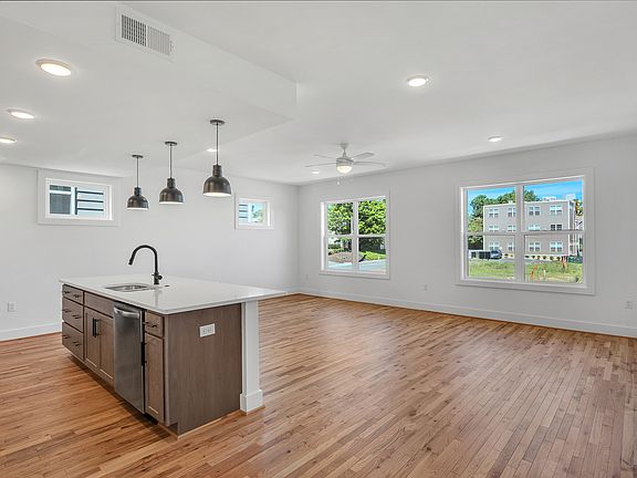 5th image of 915 Bainbridge St #B
